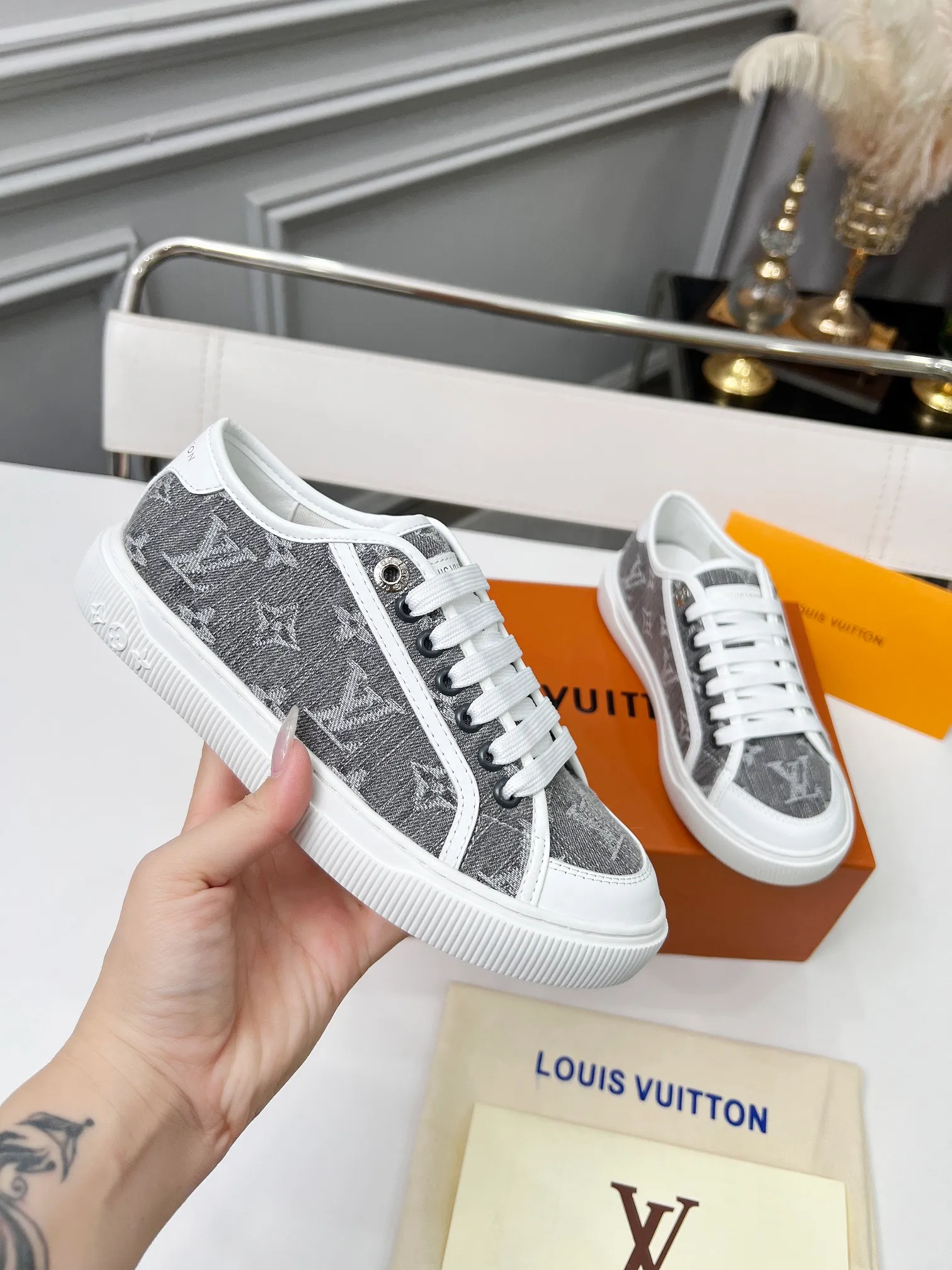 👟👟Ex-factory price 440👟👟 New arrival🆕 The hottest early spring model is coming. LV Lagoon sneakers are made of Monogram denim, injecting a retro flavor into the classic design. Leather trimmings pop out with the Louis Vuitton logo, while stenciled eyelets, trim and laces add to the refined details, and a rubber outsole embellished with Monogram flowers completes the look. Code number: 35~41, multiple colors available! Oil edges + TPU outsole + drawer box packaging